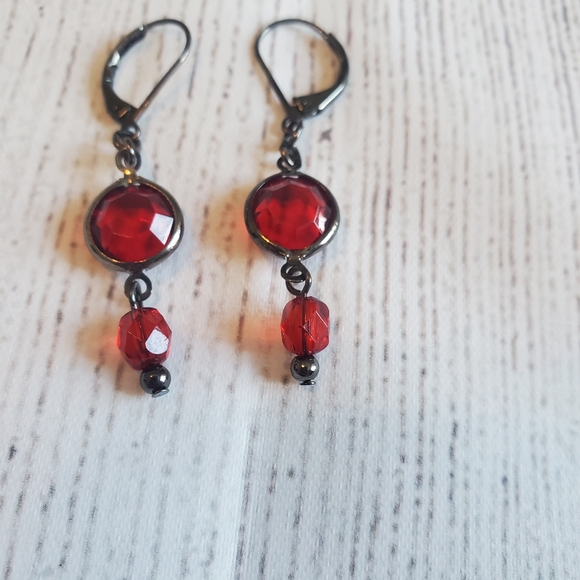 Red dangle crystal earrings with clasp closure - Picture 2 of 3